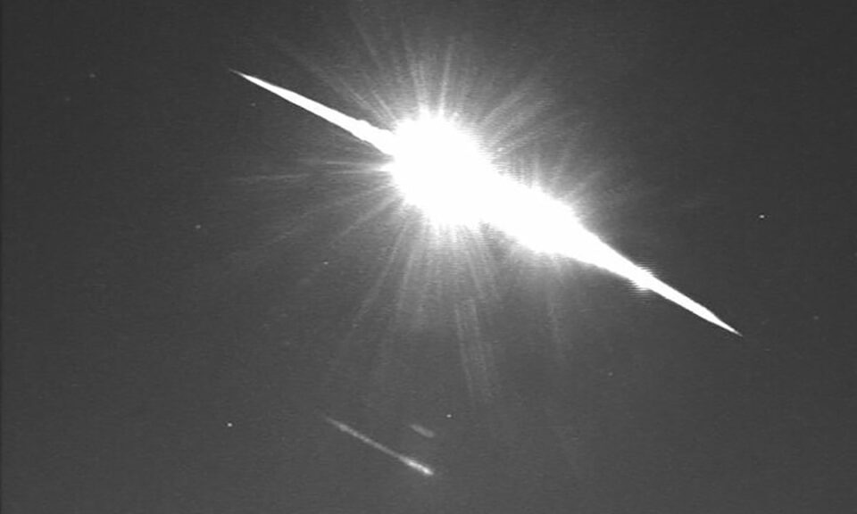 Голем метеор синоќа го осветли небото над Велика Британија – погледнете го овој неверојатен феномен (ВИДЕО)