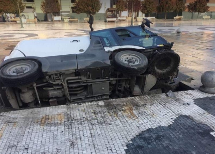 Машина за чистење пропадна во плочникот на скопскиот плоштад