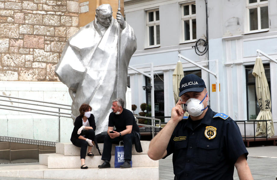 „Купете вакцини“ – граѓаните на Сараево излегоа на протест  по најавеното затворање за викенд