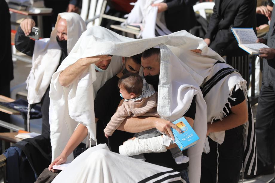 ФОТО: Илјадници Евреи присуствуваат на благословувањето пред Ѕидот на плачот