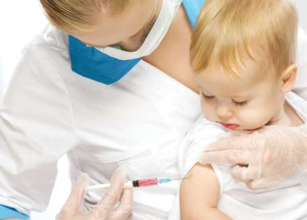 Оксфорд паузира со вакцинирање со Астра Зенека на деца и тинејџери