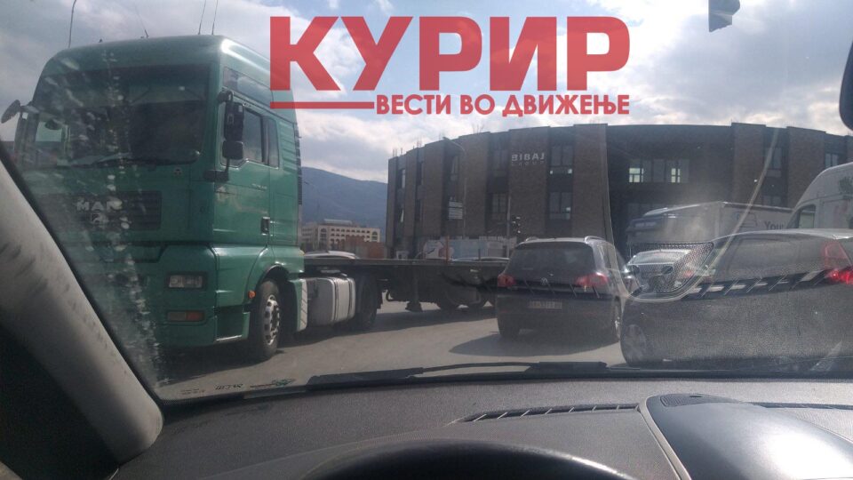 ХАОС НА ОВОЈ БУЛЕВАР: Две сообраќајни несреќи во непосредна близина една на друга – возачи избегнувајте го овој дел на Скопје! (ФОТО)