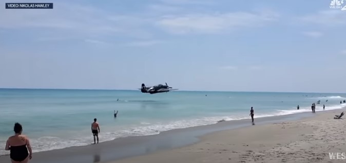 ВИДЕО: Авион слета врз главите на пливачите на плажа во Флорида