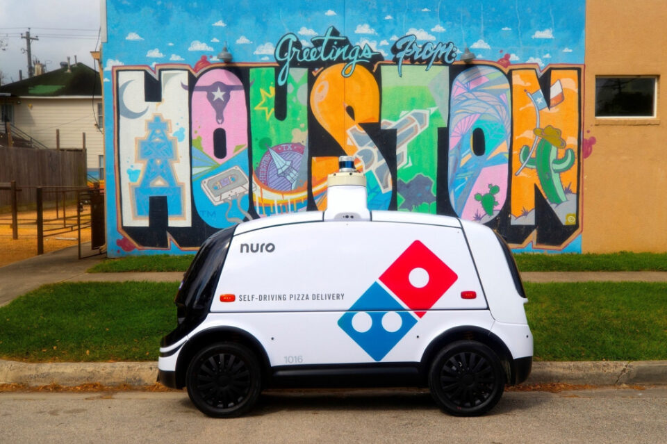 Испорачување пица преку робот звучи примамливо – „Доминос“ во Тексас веќе започна со оваа техника, погледнете! (ВИДЕО)