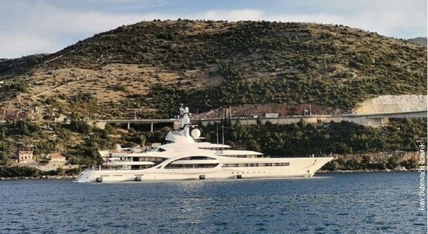 ФОТО: Мегајахта на руски милијардер вредна 250 милиони долари се паркираше во Дубровник