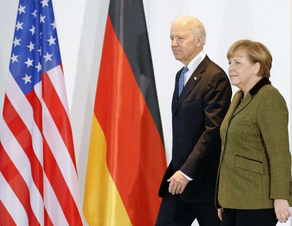 Бајден и Меркел бараат од Русија да го намали военото присуство на украинската граница