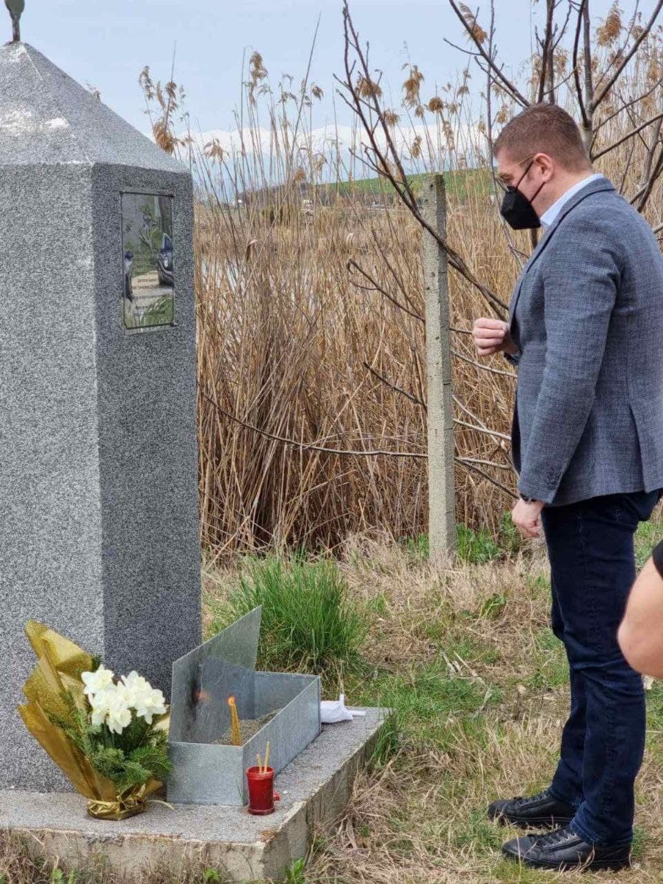 Мицкоски запали свеќа: Слава им на загинатите кај Смилковско – луѓе кои не погрешија ништо, а платија со животите