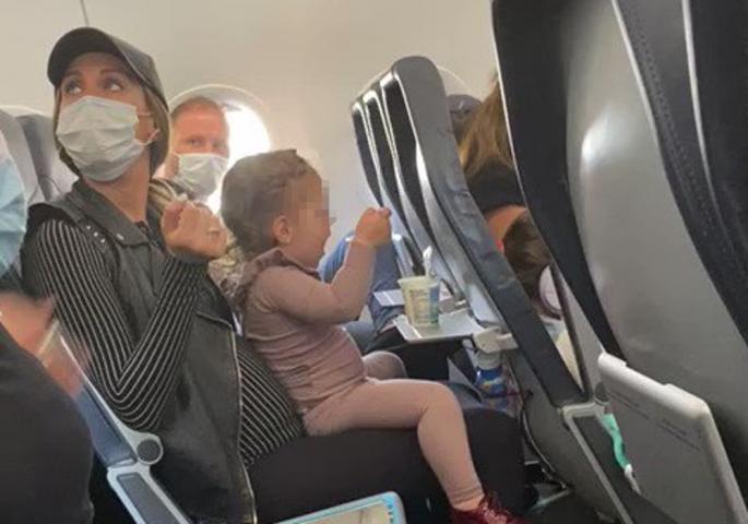 ЛУДНИЦА НА АЕРОДРОМ: Го испразниле целиот авион бидејќи двегодишно девојче со посебни потреби немало маска (ВИДЕО)