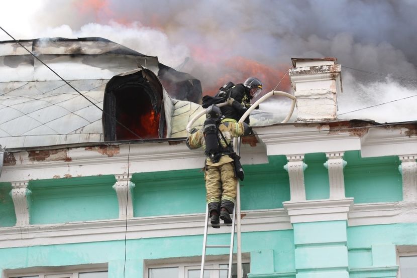 ВИСТИНСКИ ХЕРОИ: Додека имало пожар на кровот на болницата, руски доктори продолжиле со операција на срце (ФОТО)
