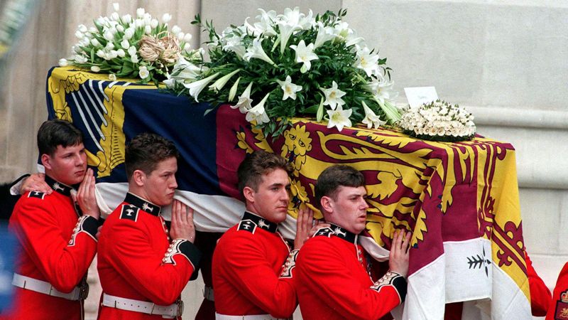 Ковчегот во кој ќе биде погребан е направен пред 30 години – исти има и кралицата, а тежи четири тона само поради една причина (ФОТО)