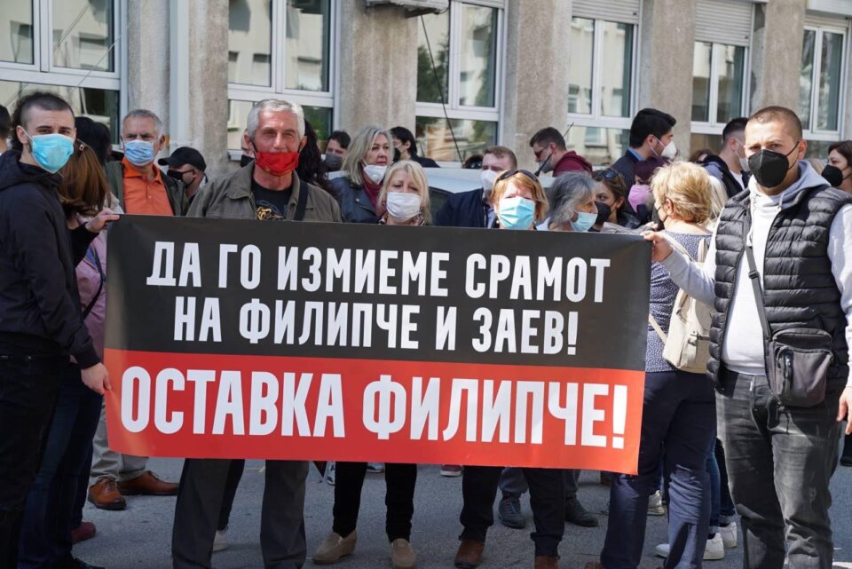 Протест на ВМРО-ДПМНЕ: „Здравје, а не провизија – Оставка на Филипче, за спас од неспособноста која убива“