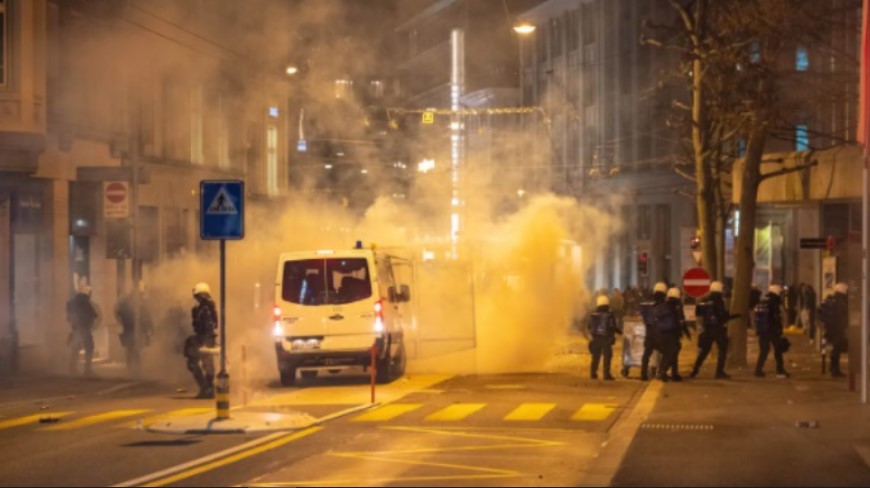 Полицијата во Швајцарија со гумени куршуми и солзавец растеруваше демонстранти