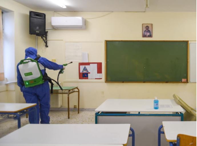 Грција: Дел од средношколците се враќаат во училишните клупи