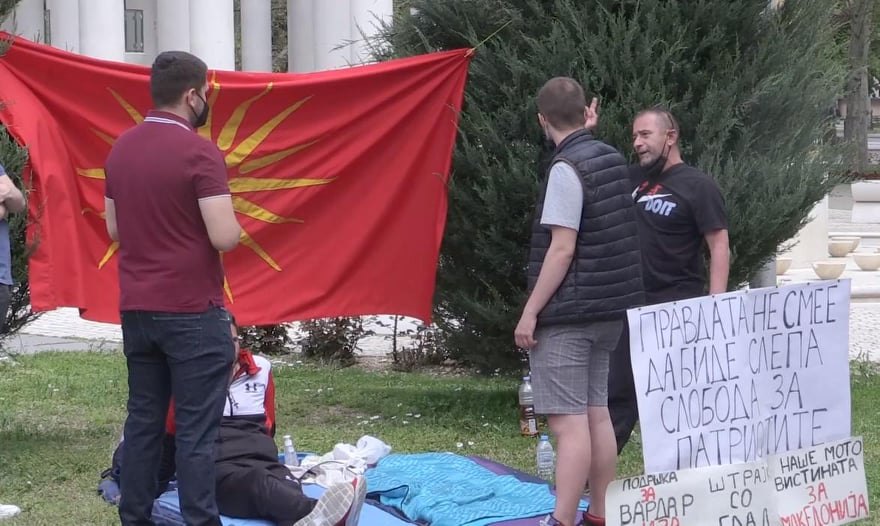 Попов со поддршка за граѓаните кои поради револ за неправедно осудените од 27 април деноноќно се пред Собрание