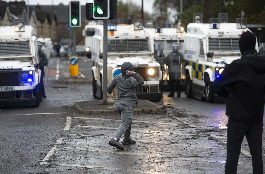 Продолжуваат немирите во Северна Ирска