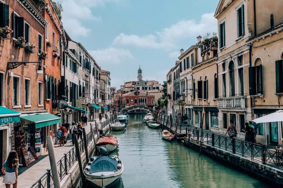 Казнети туристи кои сурфале по Венеција