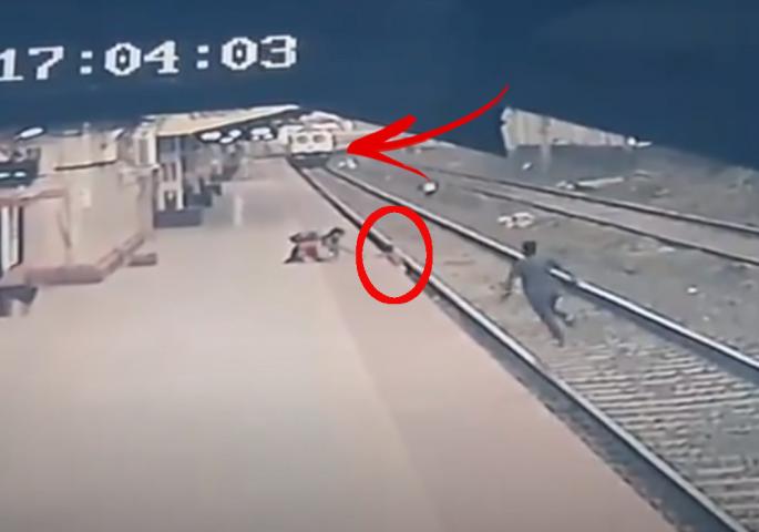 СТРАШНО ВИДЕО ОД СПАСУВАЊЕ НА ДЕТЕ: Полицаец го тргнал од шините само неколку секунди пред да го удри воз