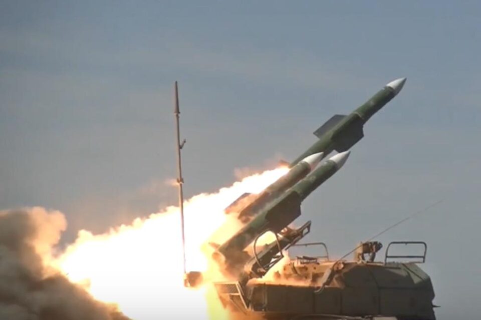 ХАОС ВО БАГДАД: Три ракети погодија воена база во Ирак!