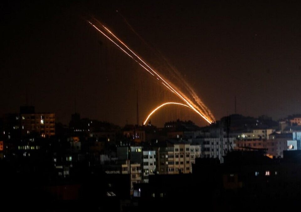 Хамас истрела огромен број ракети кон Израел, Тел Авив жестоко возврати