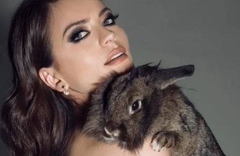 Милица Павловиќ со секси велигденски фото-перформанс