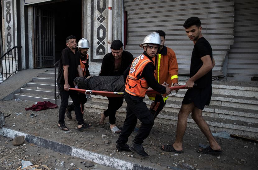 Тажни фотографии во Израел по бомбардирањето: Тел Авив во рушевини, луѓе на носилки, деца со куфери.. (ФОТО)