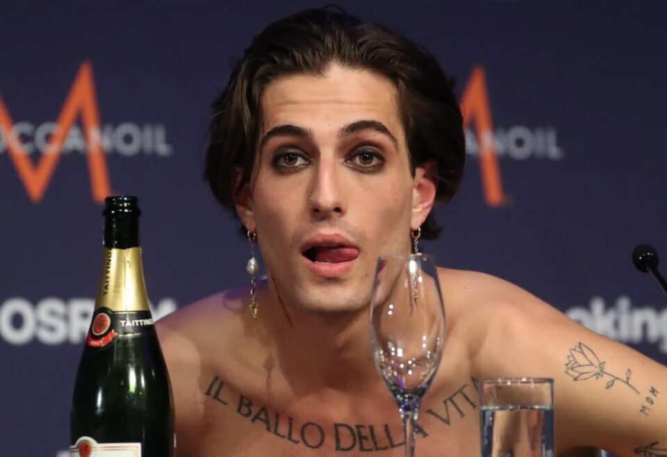 Згодниот победник на Евровизија го вовлече бодито во задникот и ја покажа тетоважата на незгодното место: „Бакни го ова“ (ФОТО)