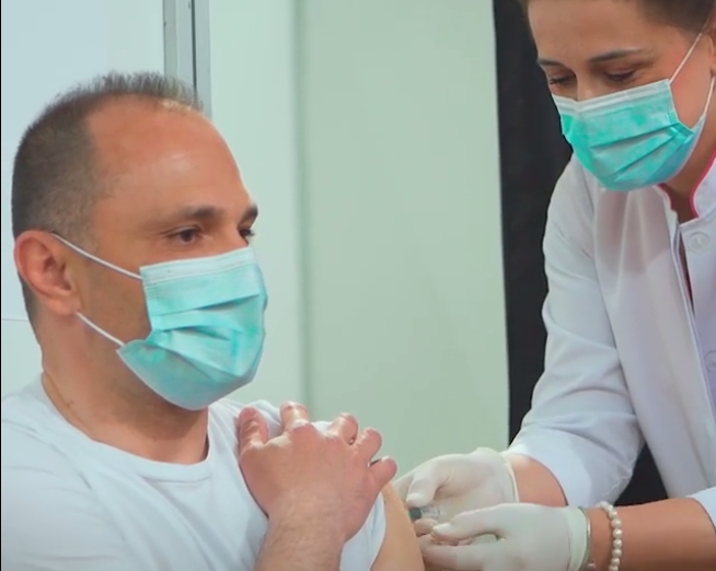 Филипче објави видео од неговата вакцинација и повика сите да се вакцинираат