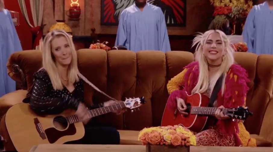 Лејди Гага беше специјален гостин во „Пријатели“: Со Фиби ја изведе најсмешната песна (ВИДЕО)