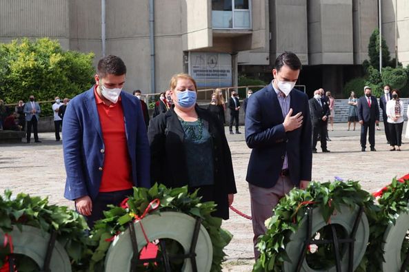 Делегација на ВМРО-ДПМНЕ денеска положи свежо цвеќе на споменикот во чест на сесловенските просветители Свети Кирил и Методиј