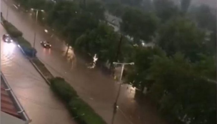 Пороен дожд во Куманово- поплавени улици