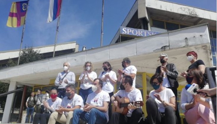 Македонци со порака „Благодарам Србија“ дојдоа во Врање да се вакцинираат, па прославија со песна (ВИДЕО)