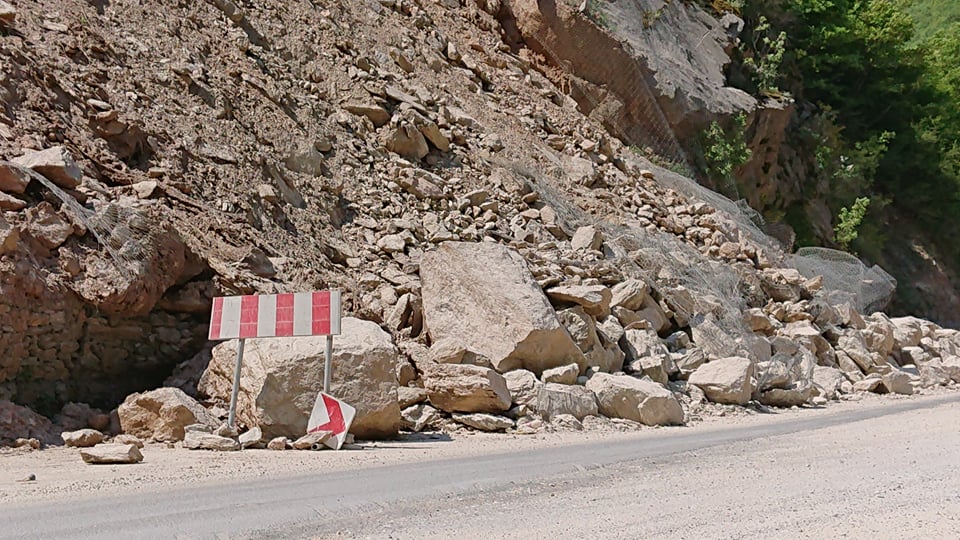 ВИДЕО: Одрон кај Љубаништа, прекинат сообраќајот на патот Охрид-Свети Наум