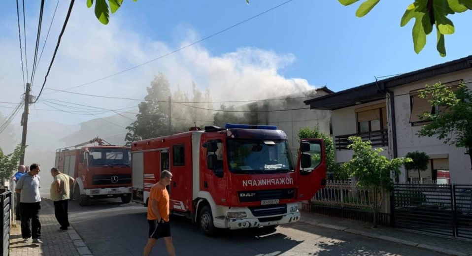 Пожар во куќа во Радишани, спасено едно лице (ФОТО)