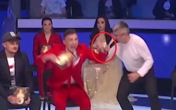 ДРАМА ВО ЕМИСИЈАТА: Учесник во „Ѕвездите на Гранд“ го удри Саша Поповиќ и му искрши заб – скокна од столица и вресна (ВИДЕО)
