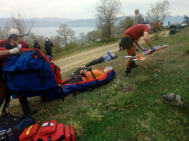 ФОТО: Спасени туристи кои паднале во провалија во охридско, планинската спасителна служба во итна акција