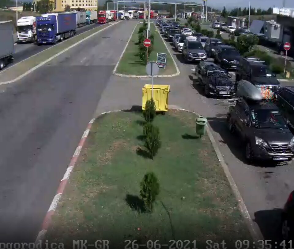 ХАОС НА ГРАНИЦАТА СО ГРЦИЈА: Утрово колони возила чекаат влез во соседството, еве каква е состојбата на другите гранични премини (ВИДЕО)