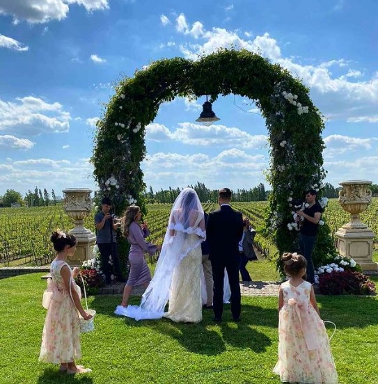 Објави невидена глетка од свадбата на внукот: Еве во какво издание ги фати ќерката на Шаулиќ младенците на нивната свадба (ФОТО)