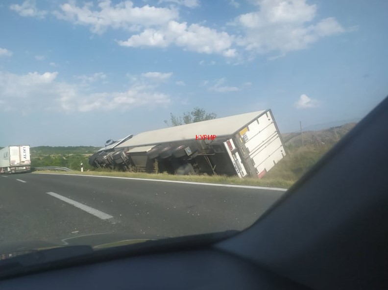 ФОТО: Се преврти камион на автопатот Скопје-Велес