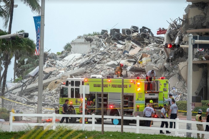 Најмалку четворица загинати и 159 исчезнати при уривањето на висококатницата во Флорида