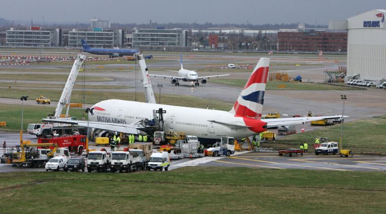 ФОТО: Несреќа на аеродромот во Лондон, итните служби на терен