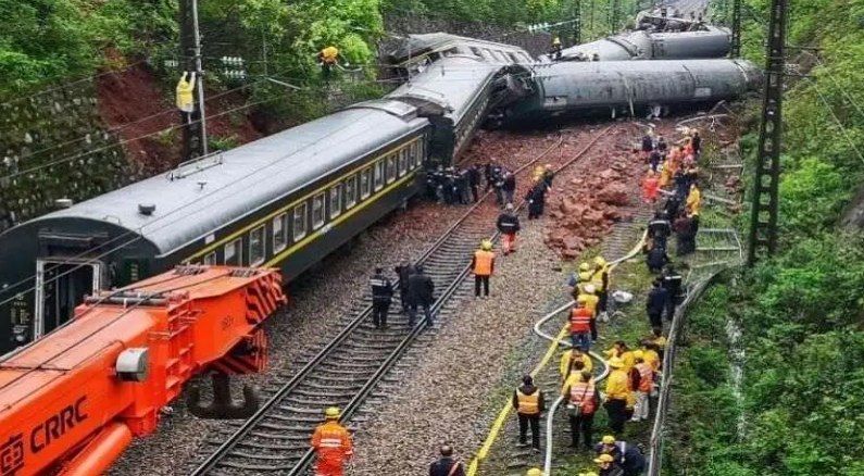 ФОТО: 9 загинати во железничка несреќа во северо-западна Кина