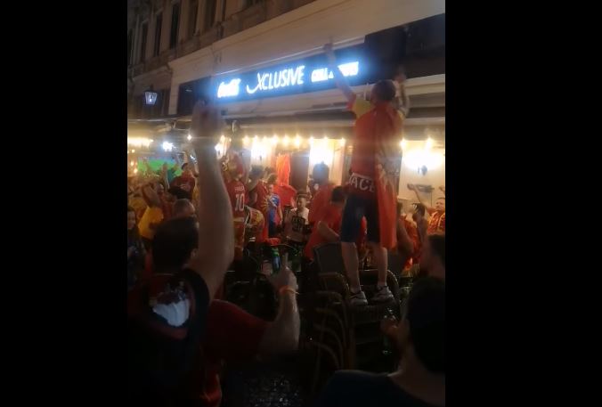 ВИДЕО: Македонските навивачи неуморни, ентузијазмот не стивнува – ечи „Дирлада“