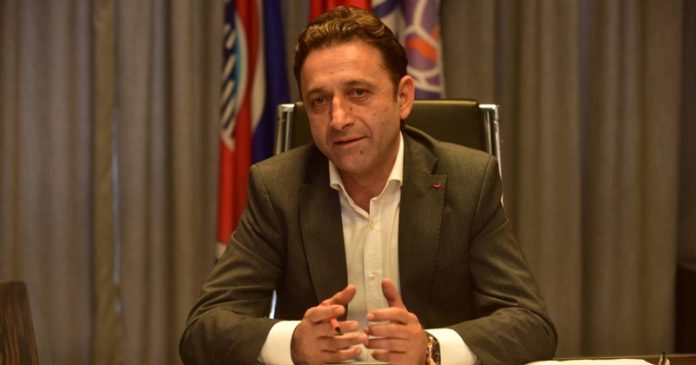 Претседателот на ФФМ Муамед Сејдини ги предаде билетите за ЕП на министерот за здравство Венко Филипче