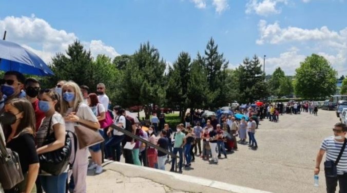 Македонците масовно се вакцинираат во Србија – до сега над 11.000 наши граѓани се вакцинирале во Врање