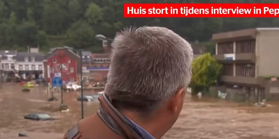 Куќа се урива од поплава за време на интервју со градоначалникот на градот – од видео снимката ќе ви застане здивот (ВИДЕО)