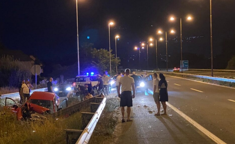 ФОТО: Тешка сообраќајна несреќа се случила ноќеска на автопатот Скопје- Тетово, имало повредени