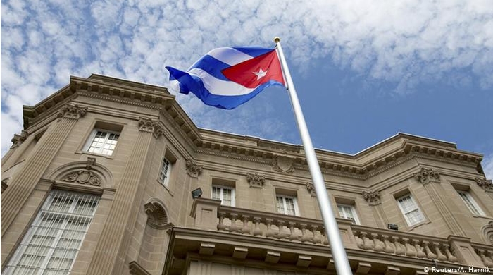Кубанската амбасада во Париз нападната со молотови коктели