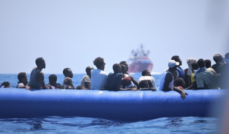 Франција спаси 42 мигранти на брод во Ламанш