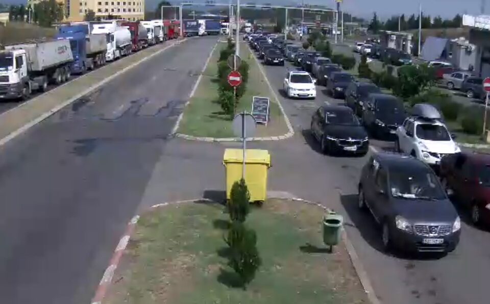 И ВО РАБОТЕН ДЕН „ВРИЕ“ НА ОВОЈ ГРАНИЧЕН ПРЕМИН: Утрово колони возила чекаат да ја поминат македонската граница (ФОТО)