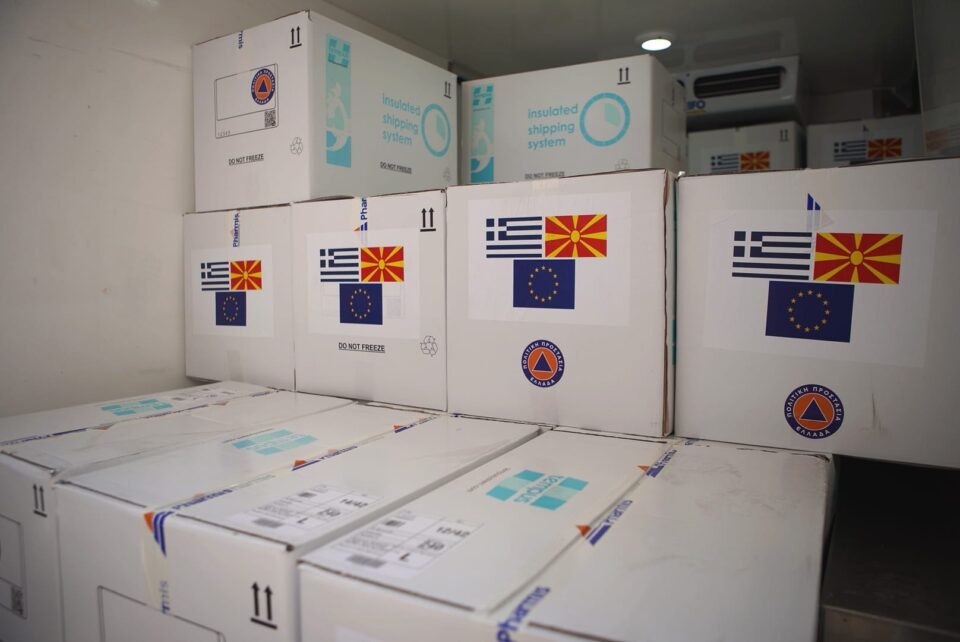 Македонија ја прими донацијата од Грција од 100.000 вакцини „АстраЗенека“